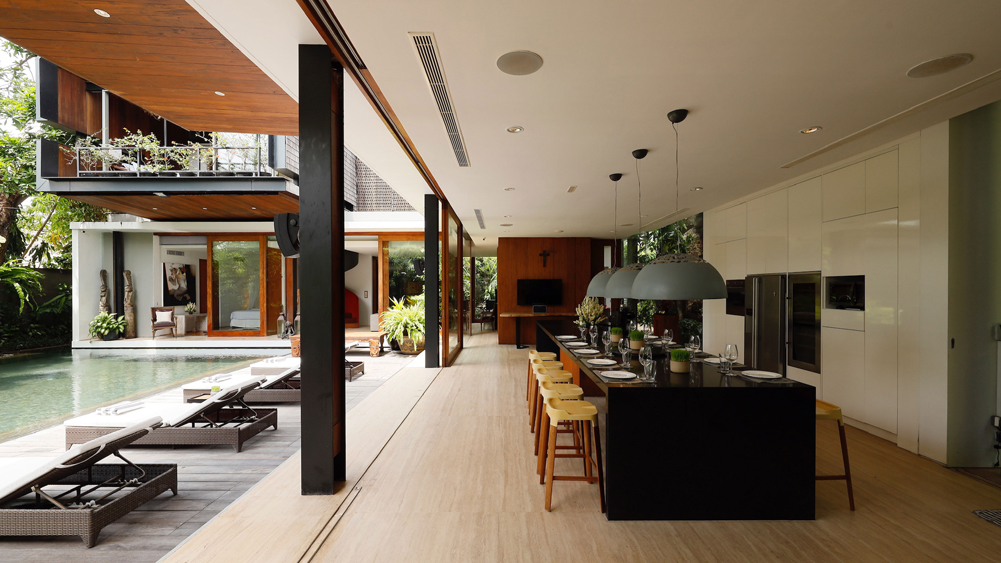 Villa Svarga - Breezy dining area by the poolside